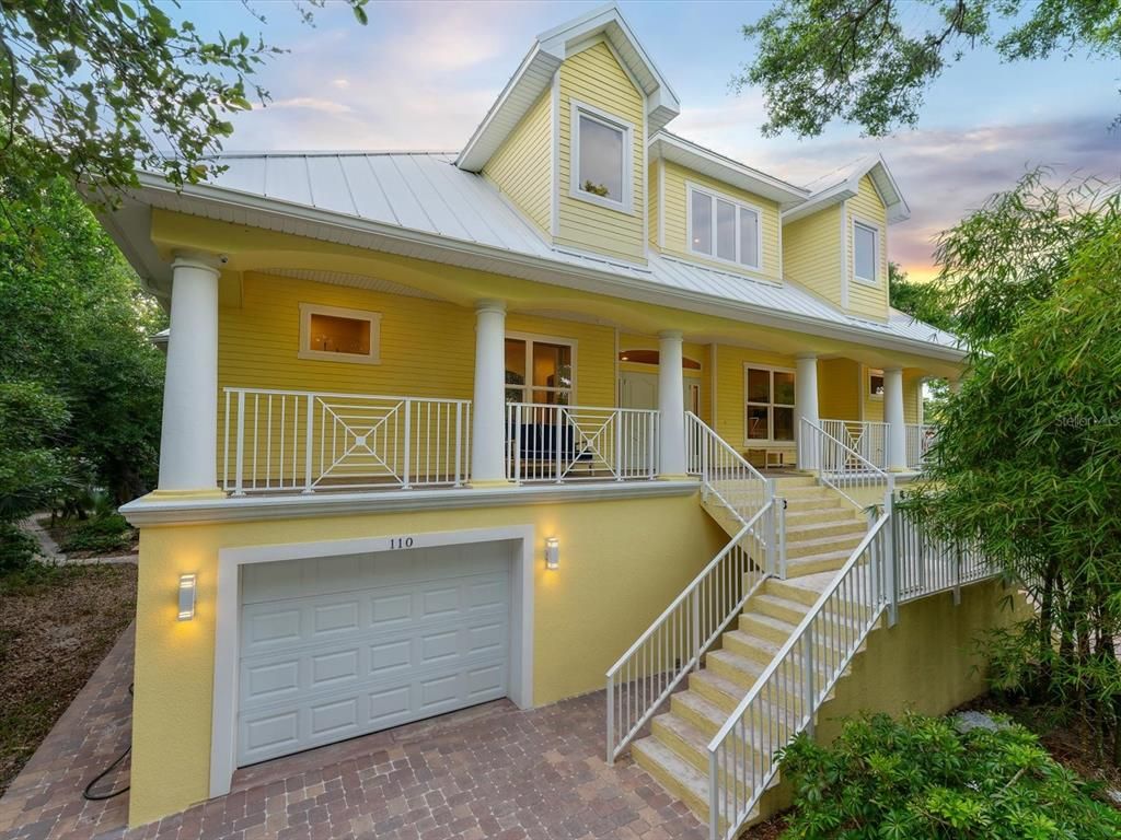 Attached, Exterior, Facade, Queen Anne Victorian