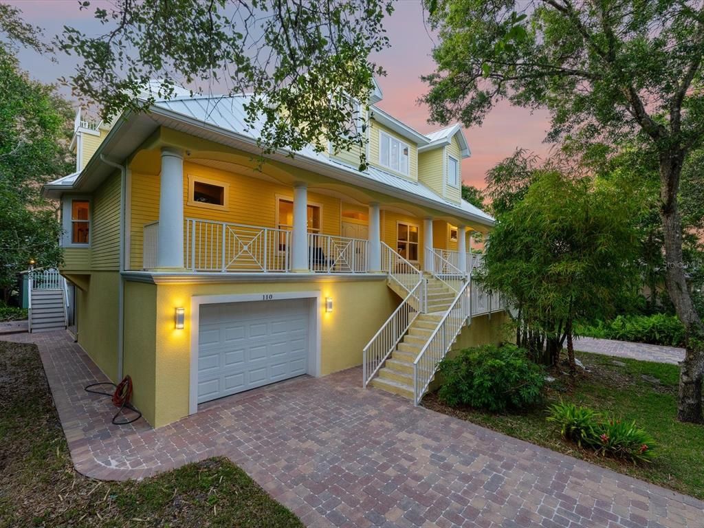 Attached, Exterior, Facade, American Foursquare