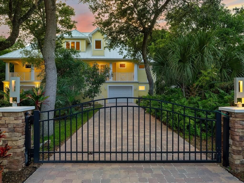 Attached, Exterior, Facade, Modern