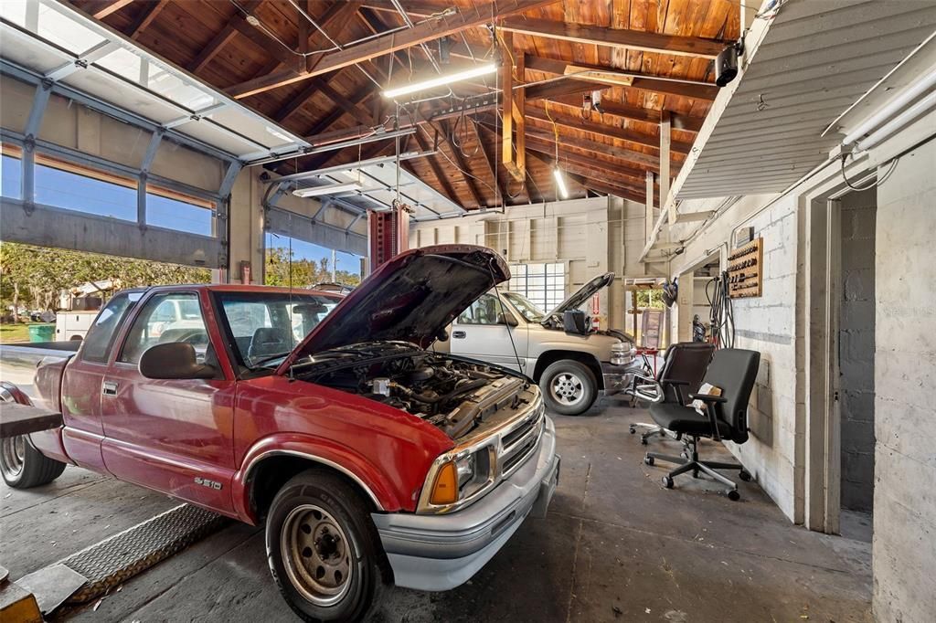 Garage, Interior, Wooden Beams