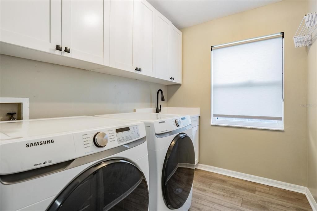 Interior, Washer, Wood Texture Flooring