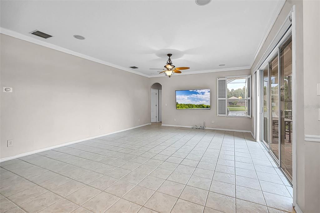 Empty room, Interior