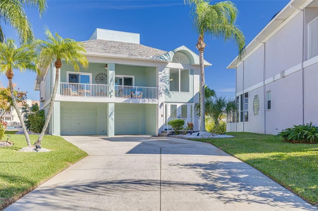 Attached, Exterior, Facade, Modern