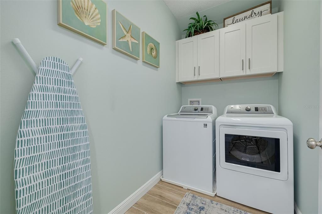 Interior, Washer, Wood Texture Flooring