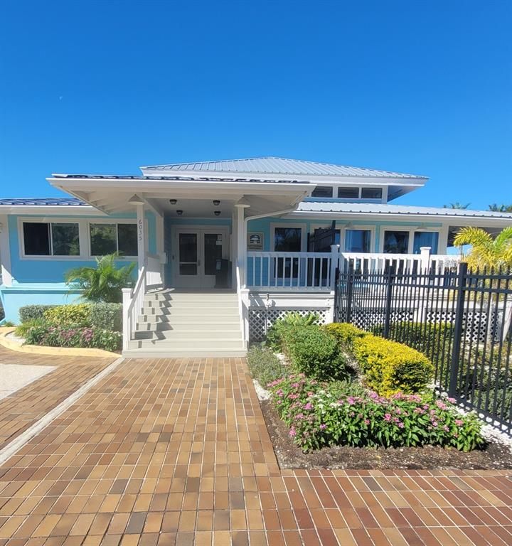 Exterior, Facade, Ranch