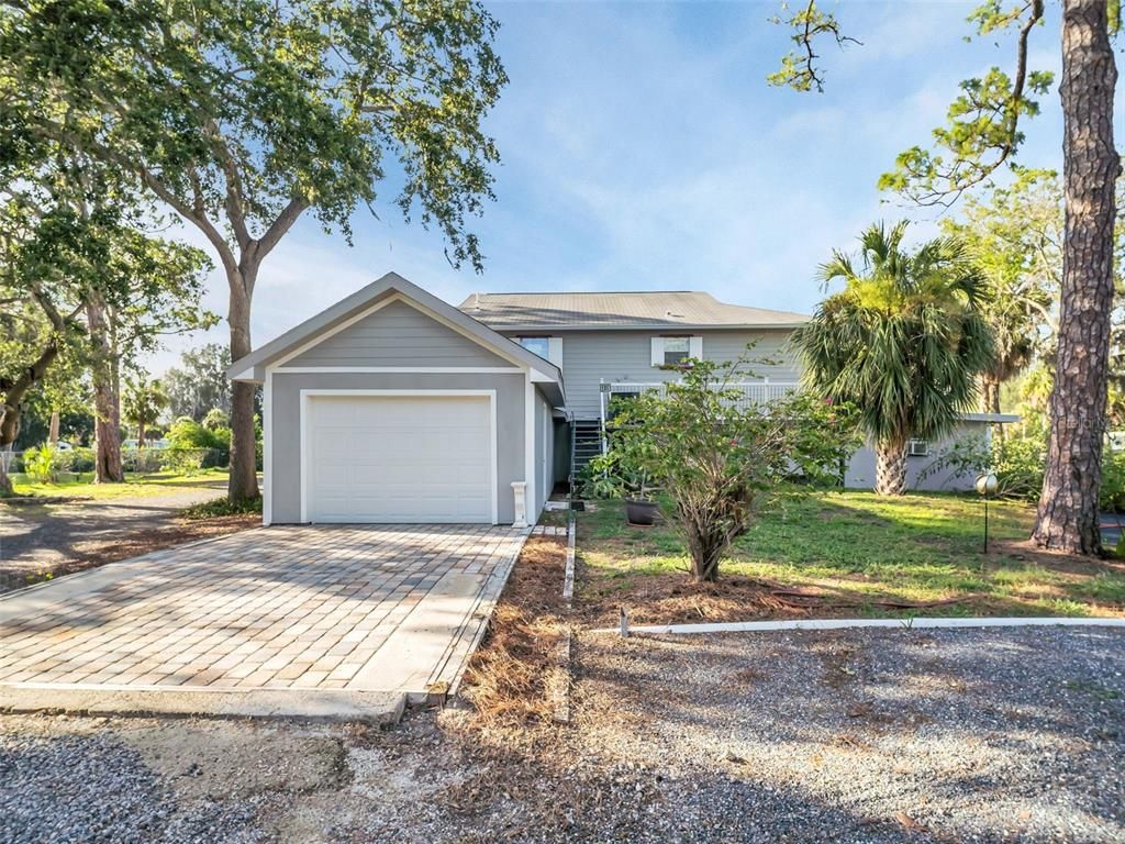 Attached, Exterior, Facade, Ranch