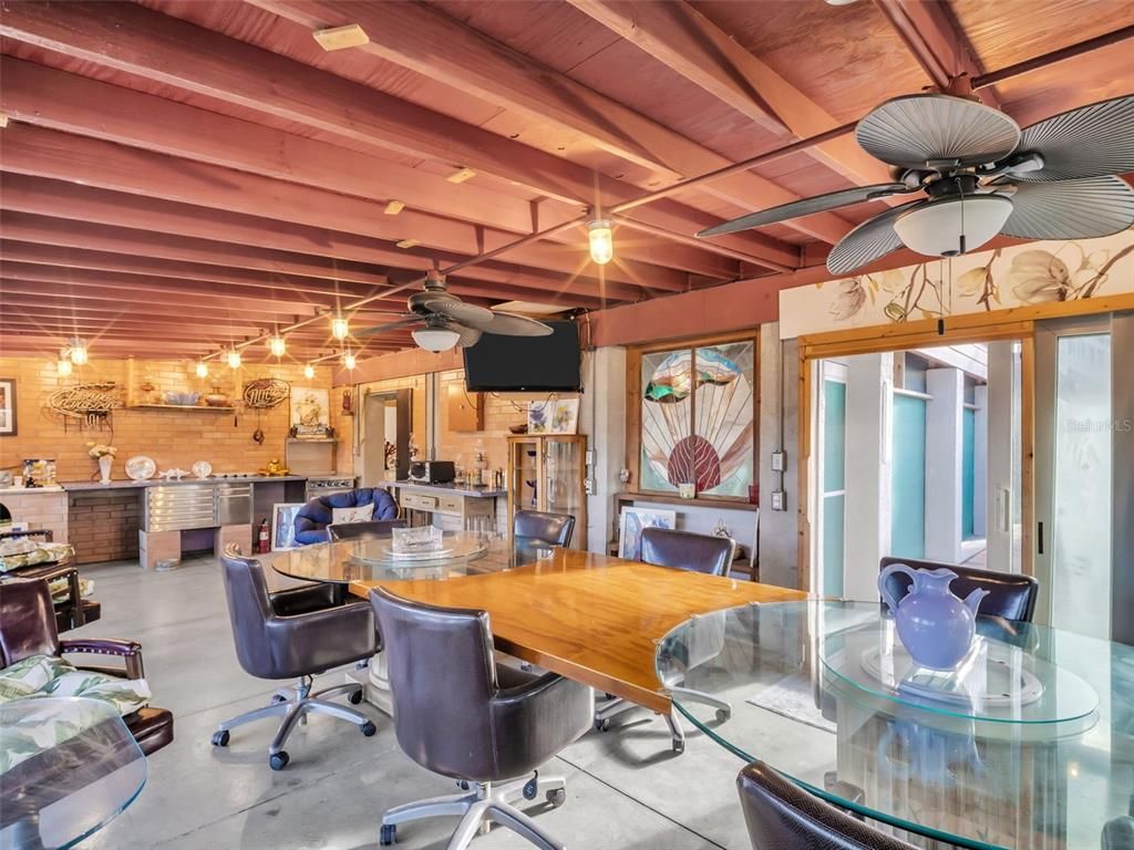 Dining room, Interior, Kitchen, Pendant Lights, Wooden Beams, Wooden Ceilings