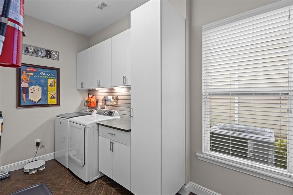 Interior, Washer, Wood Texture Flooring