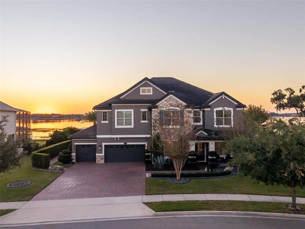 Attached, Exterior, Facade, American Craftsman