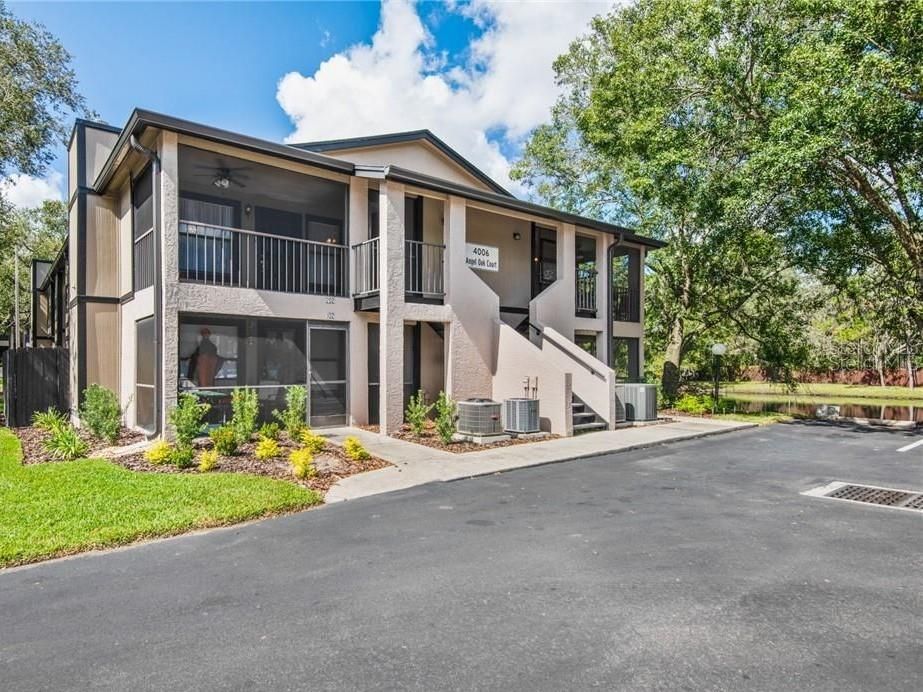 Exterior, Facade, Modern