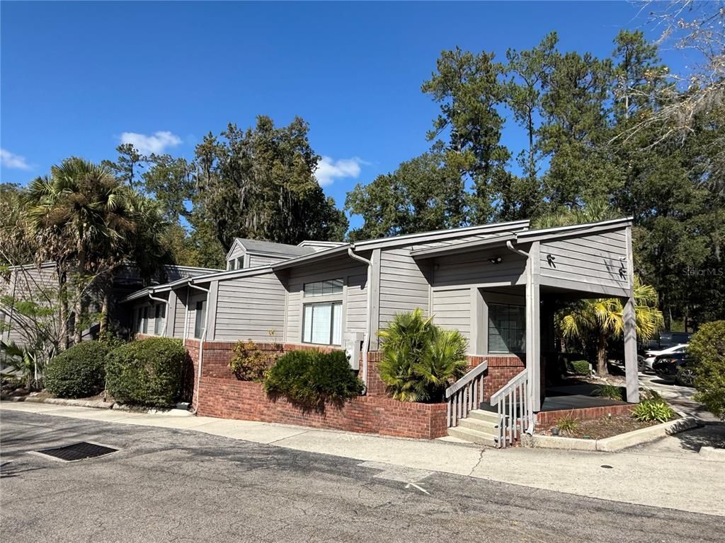 Exterior, Facade, Ranch