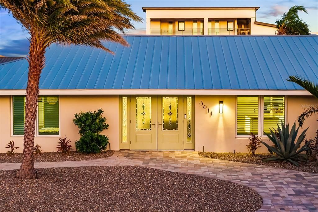 Exterior, Facade, Modern