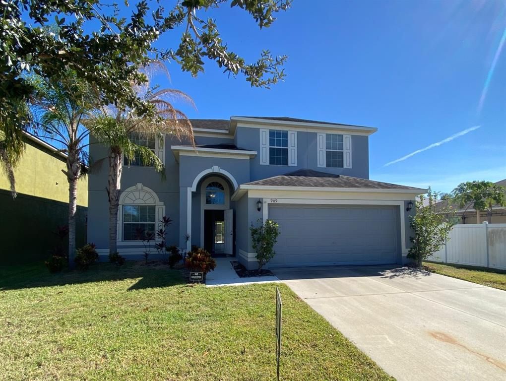 Attached, Exterior, Facade, Mediterranean