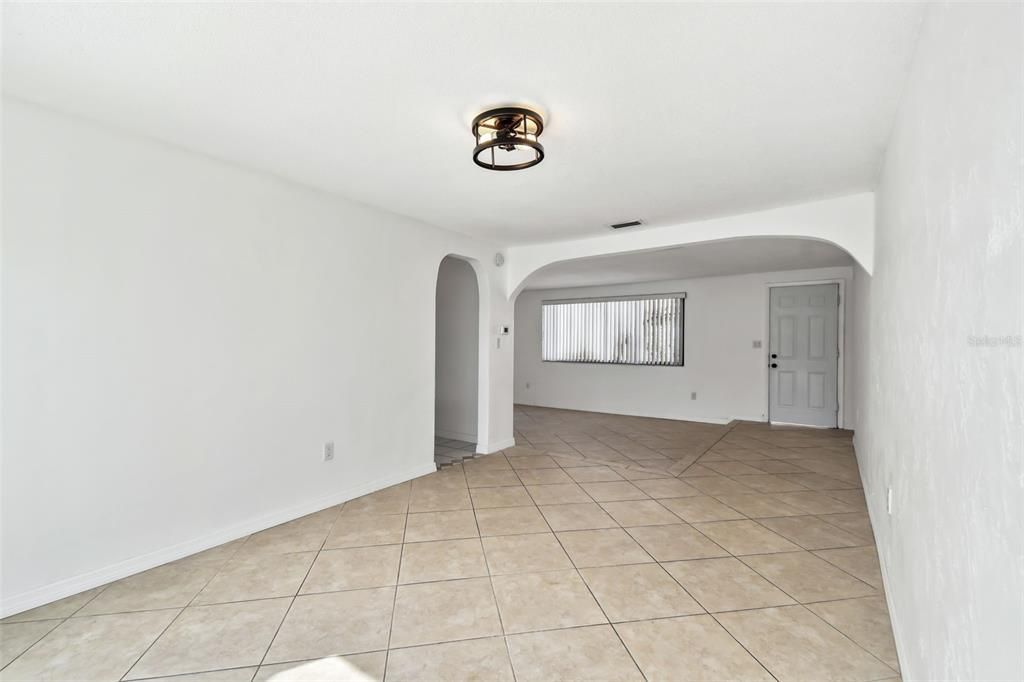 Empty room, Interior