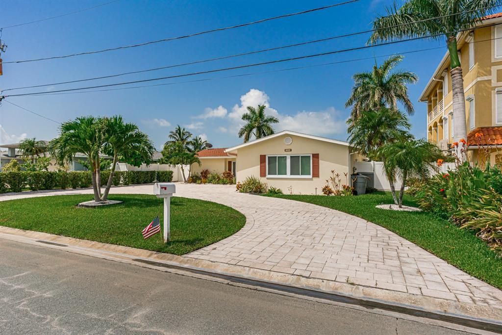 Exterior, Facade, Ranch