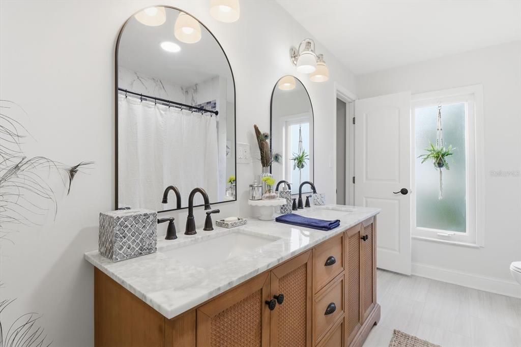 Bathroom, Dual Sink Vanities, Interior, Recessed Lighting