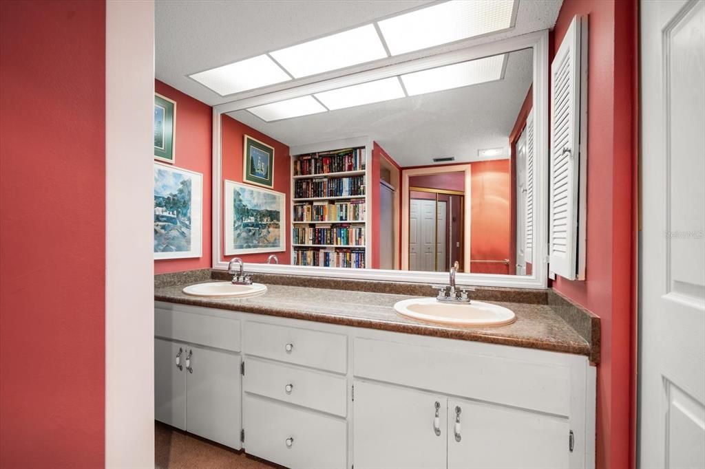 Bathroom, Dual Sink Vanities, Interior, Recessed Lighting