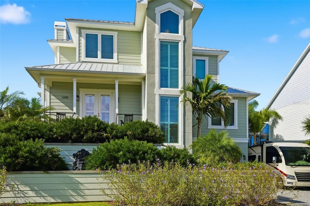 Exterior, Facade, Queen Anne Victorian