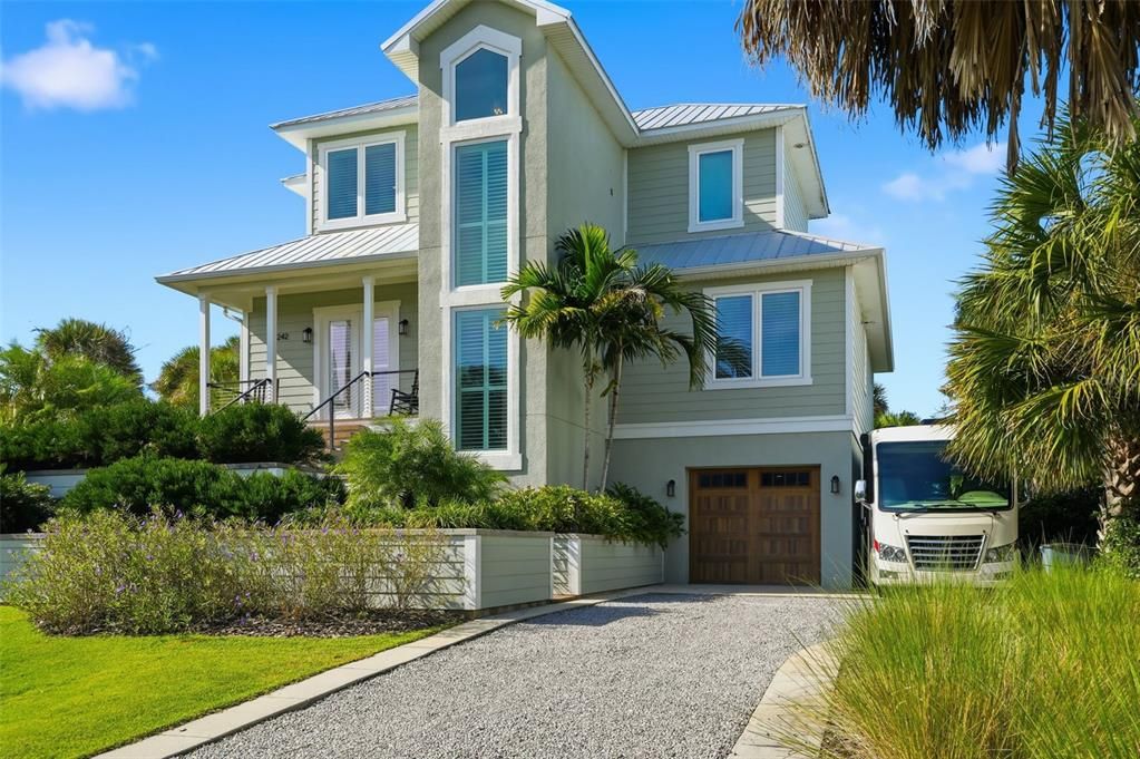 Attached, Exterior, Facade, American Foursquare
