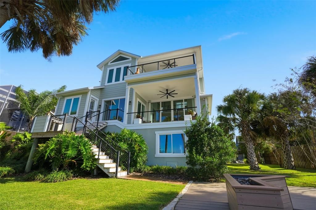 Exterior, Facade, Modern