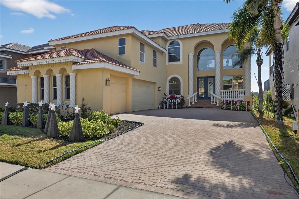 Attached, Exterior, Facade, Mediterranean