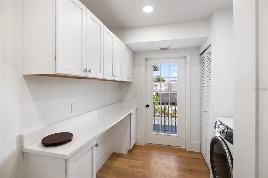 Interior, Recessed Lighting, Washer, Wood Texture Flooring