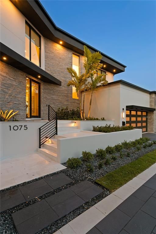 Attached, Exterior, Facade, Modern