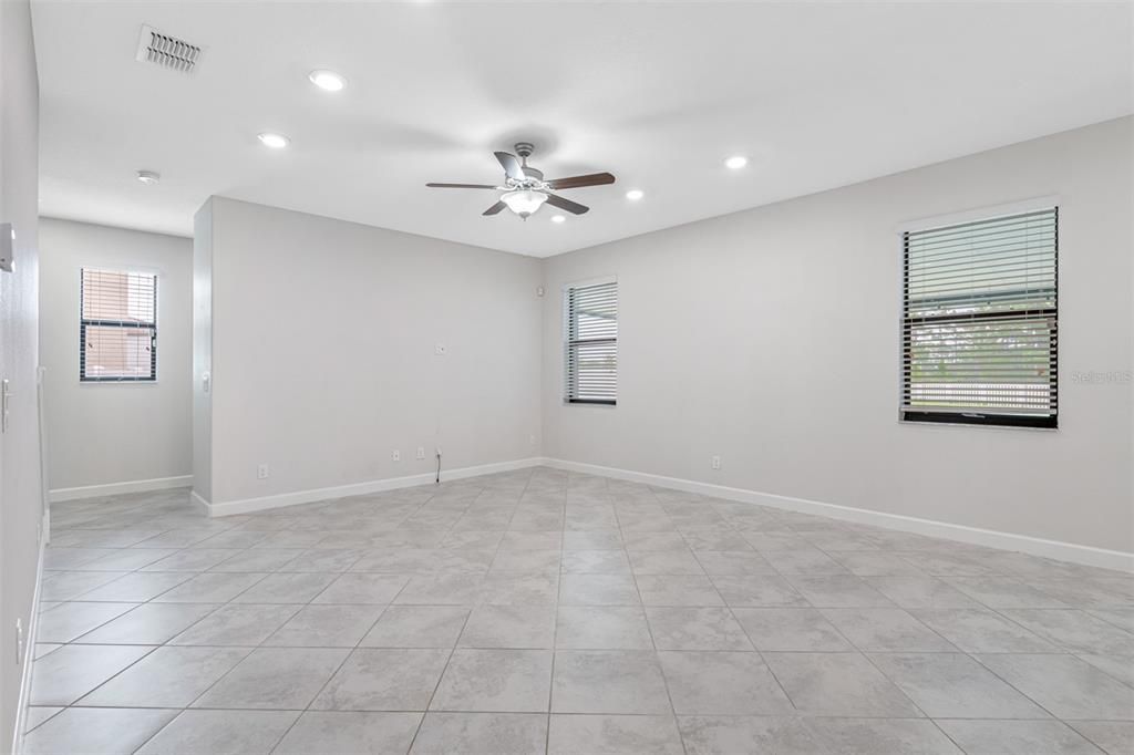 Empty room, Interior, Recessed Lighting