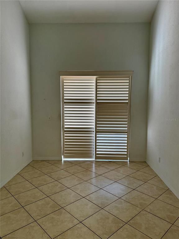 Empty room, Interior