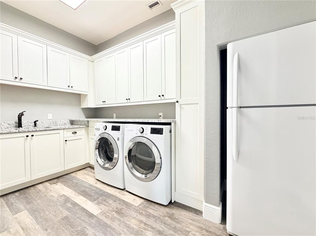 Interior, Washer, Wood Texture Flooring