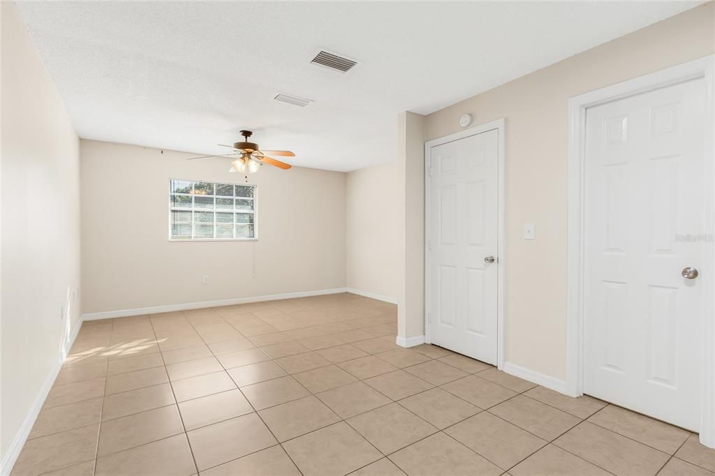 Empty room, Interior