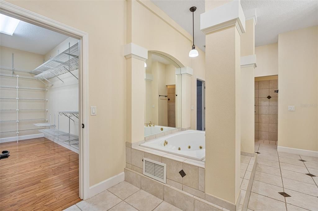 Bathroom, Interior, Pendant Lights, Walk-in Closets, Wood Texture Flooring