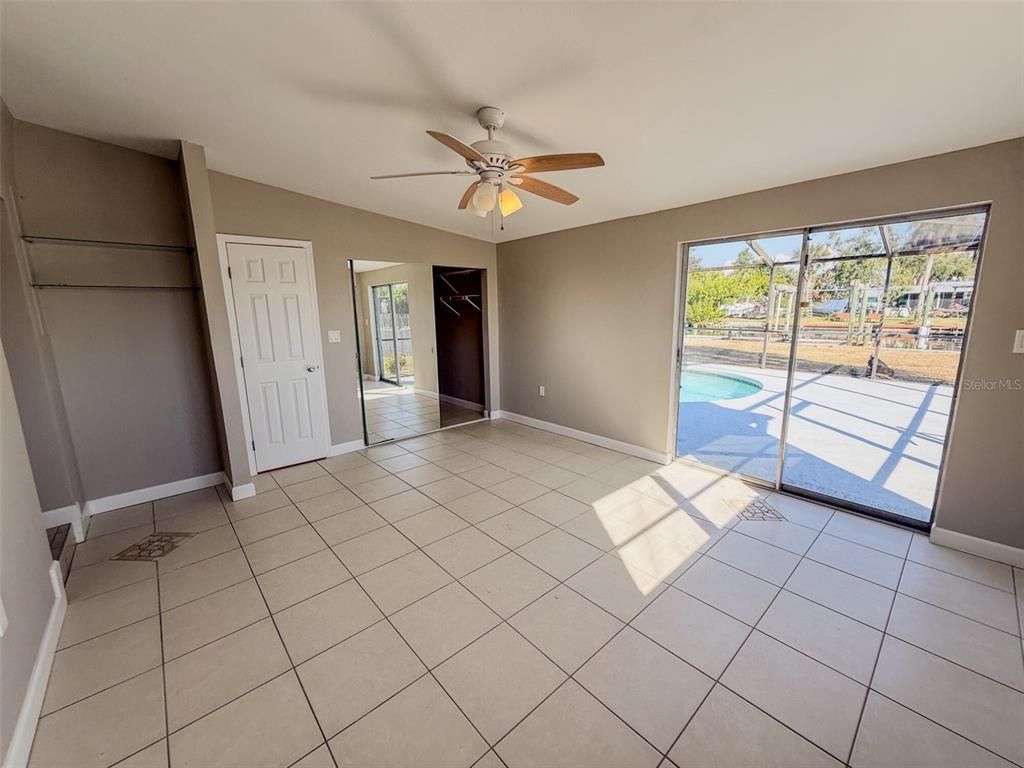 Empty room, Interior