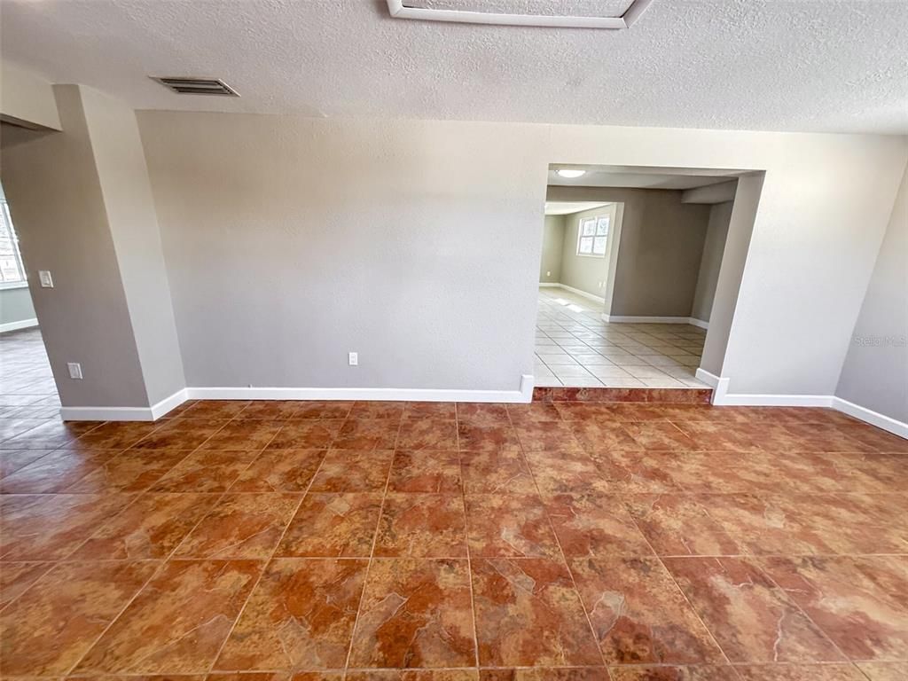 Empty room, Interior