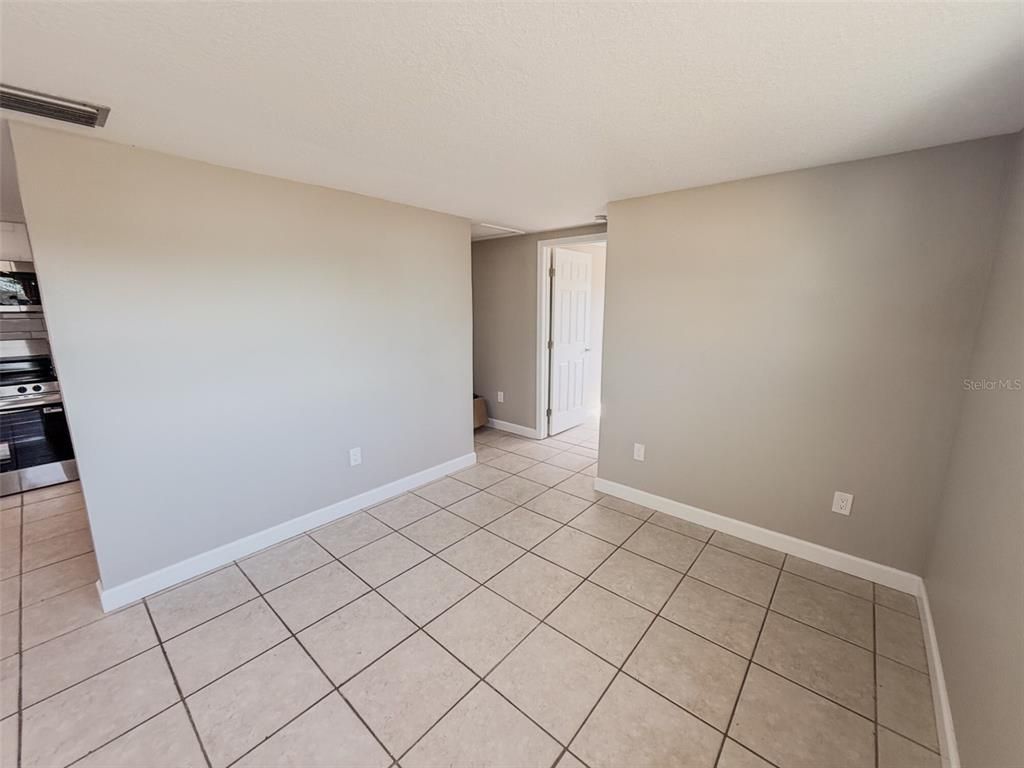 Empty room, Interior