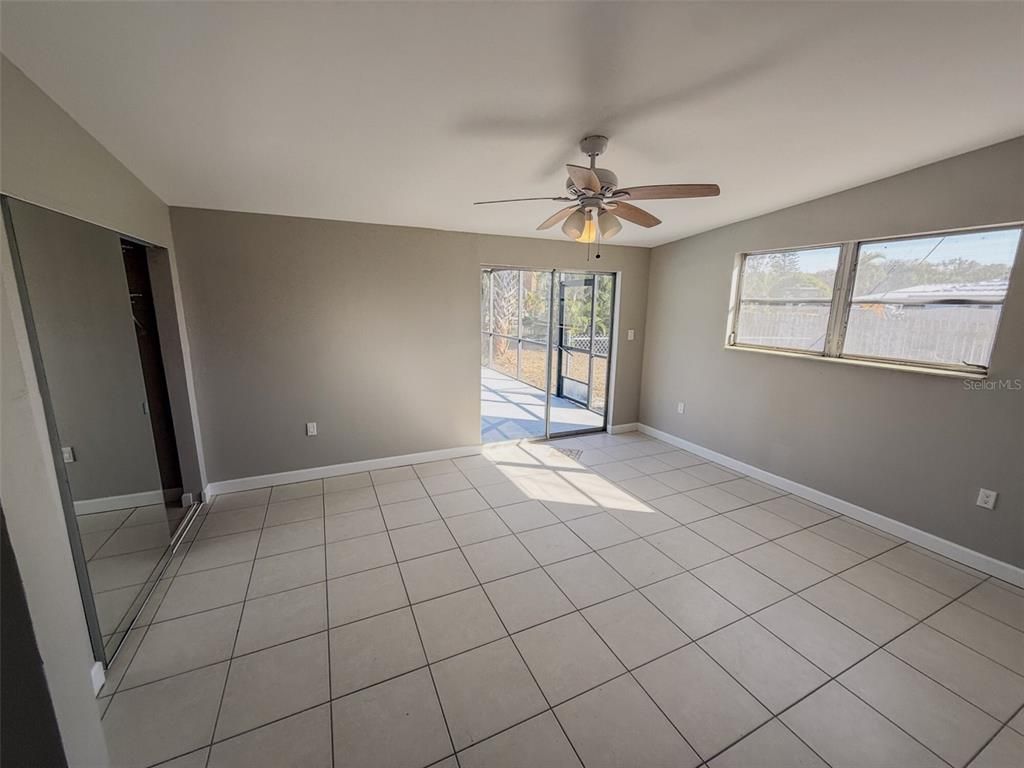 Empty room, Interior