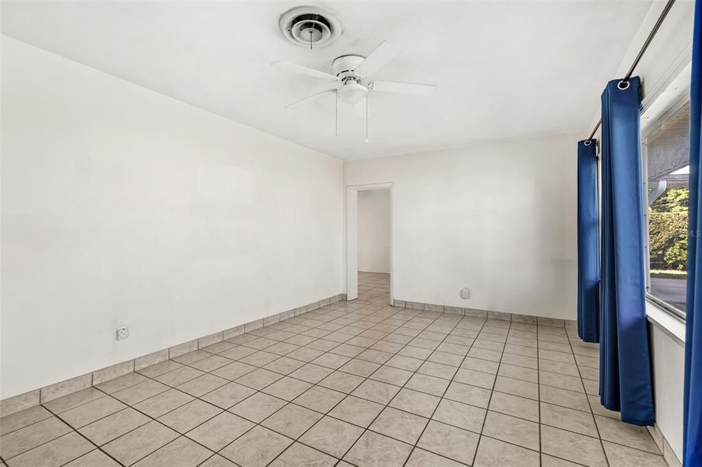 Empty room, Interior