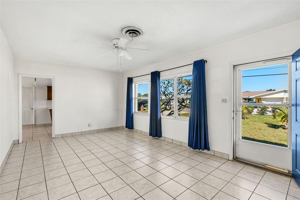 Empty room, Interior