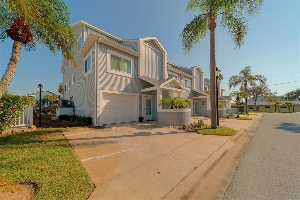 Attached, Exterior, Facade, Queen Anne Victorian
