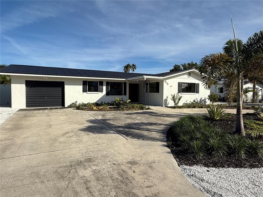 Attached, Exterior, Facade, Ranch