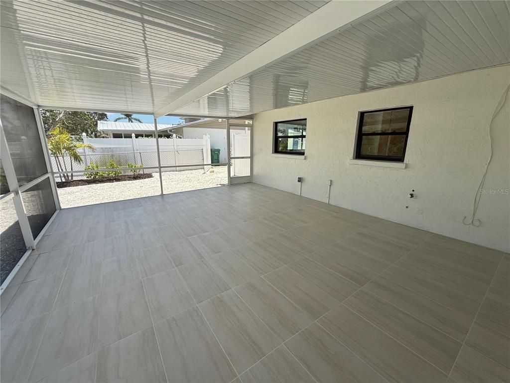 Empty room, Interior