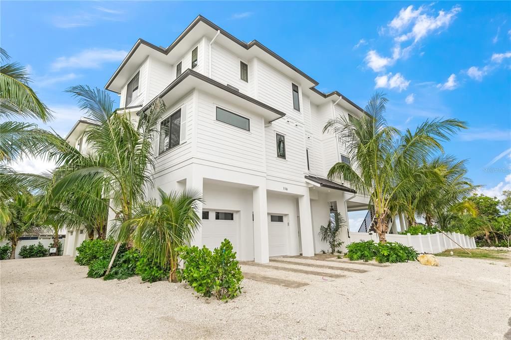 Attached, Exterior, Facade, Farmhouse