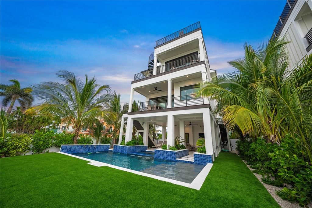 Backyard, Exterior, Facade, Pool, Modern