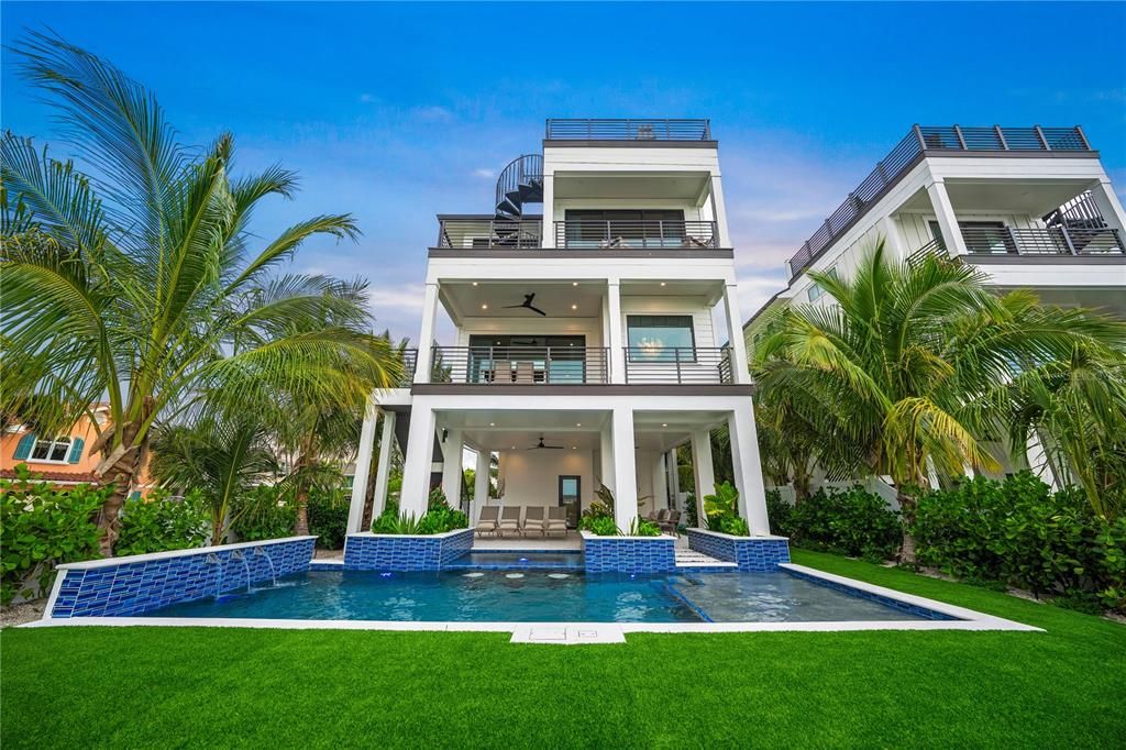 Backyard, Exterior, Facade, Pool, Modern