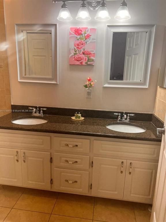 Bathroom, Dual Sink Vanities, Interior