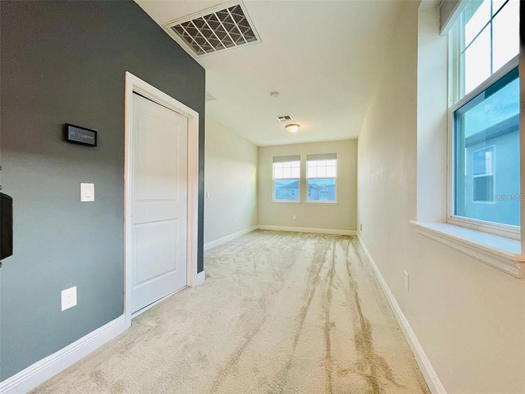 Empty room, Interior