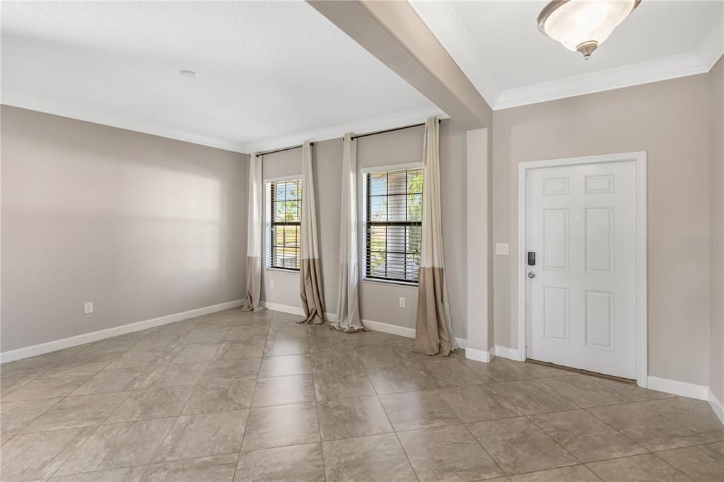 Empty room, Interior