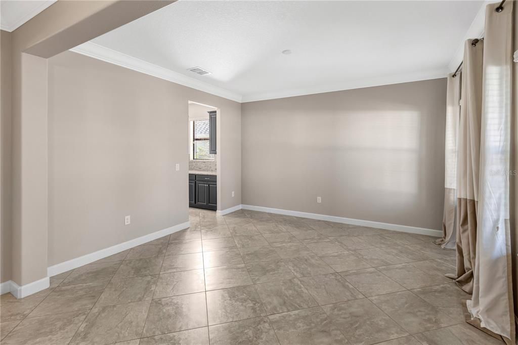 Empty room, Interior