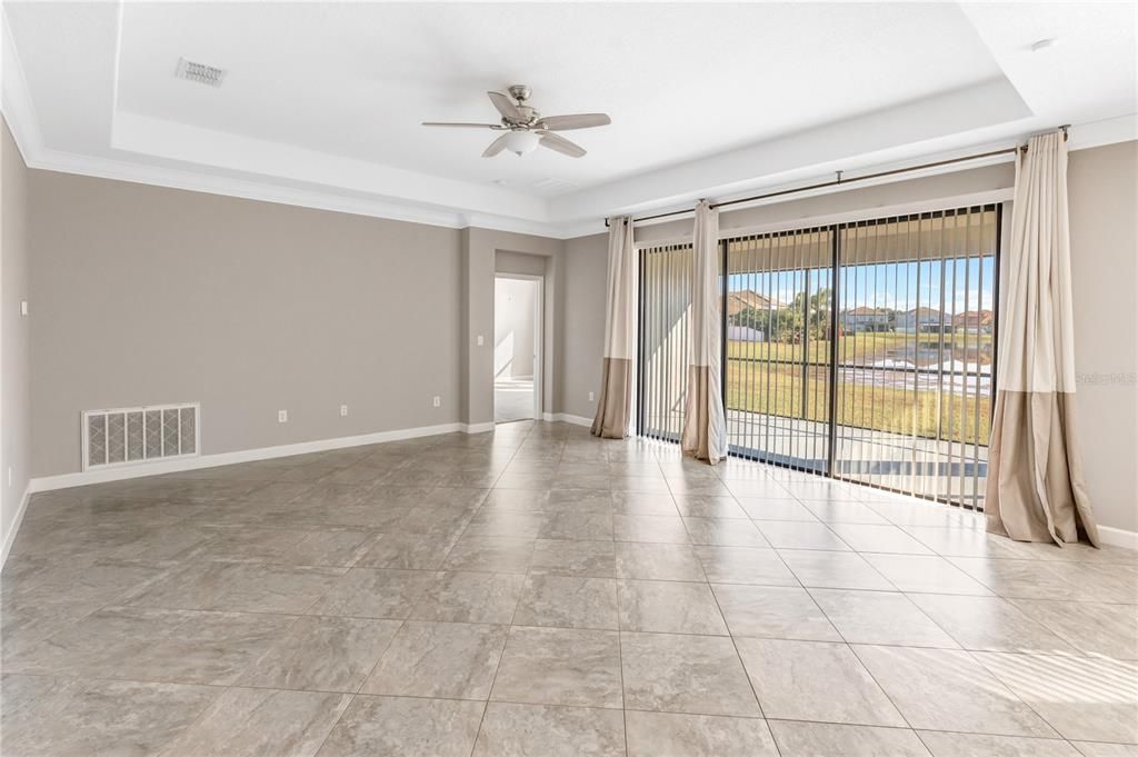 Empty room, Interior