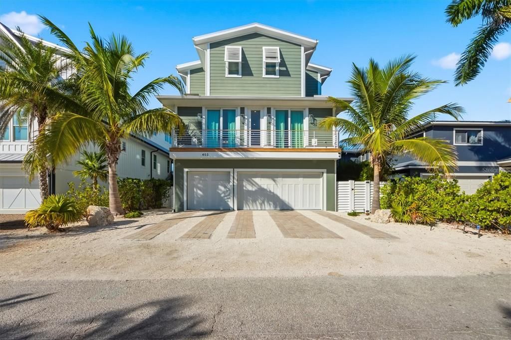 Attached, Exterior, Facade, American Foursquare